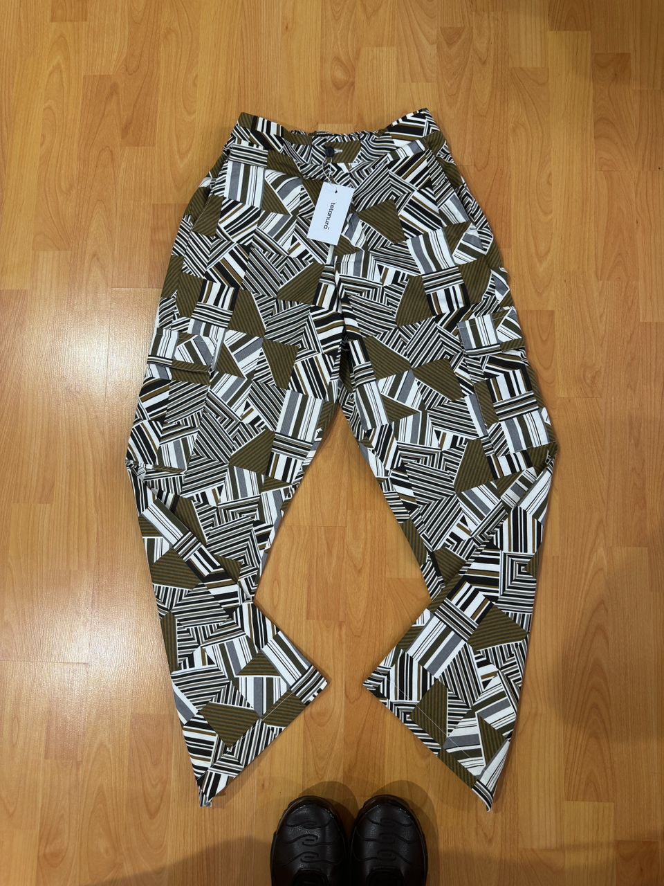 White green geometry print pants