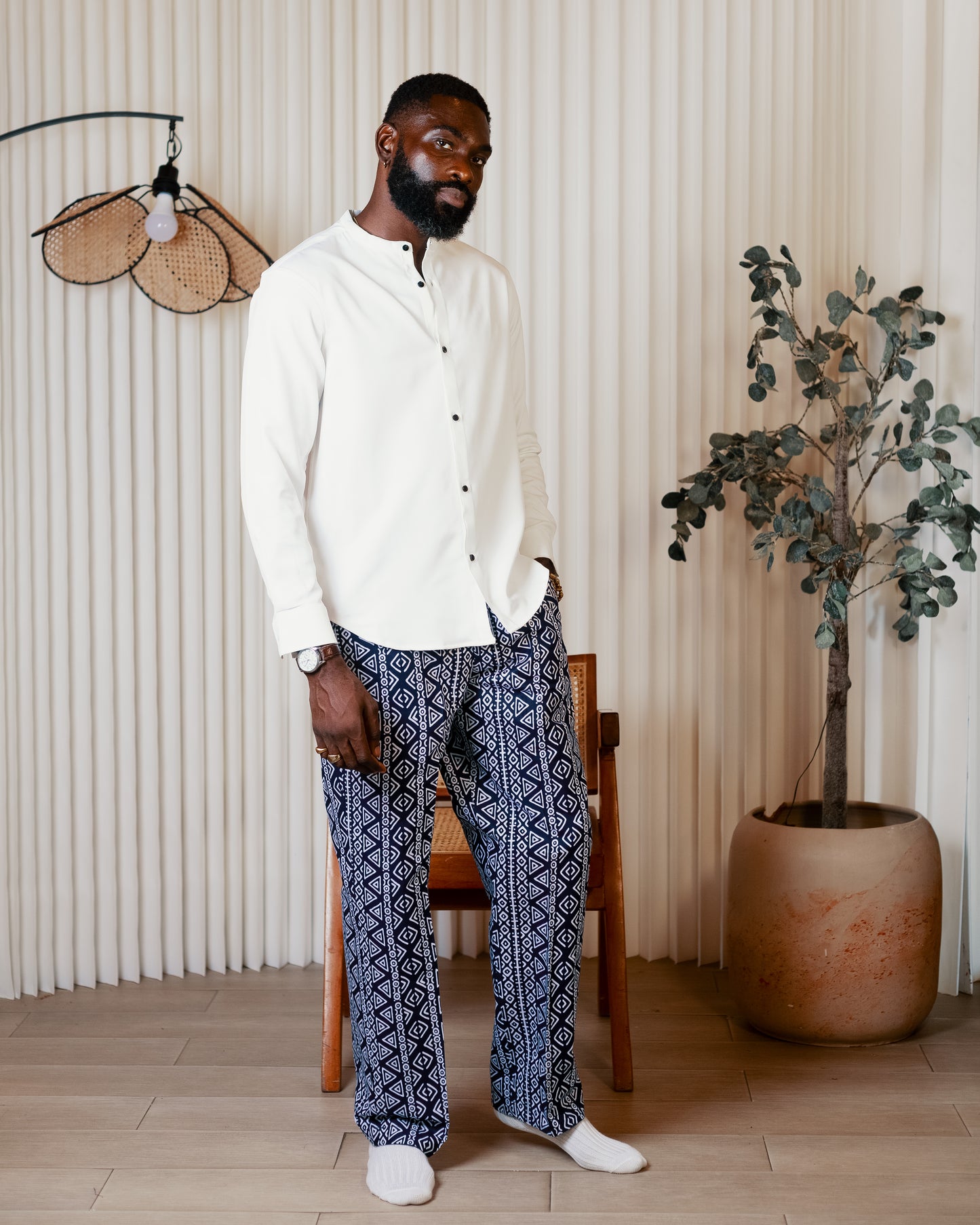 Plain white band collar long sleeve shirt x blue geometry wax print pants