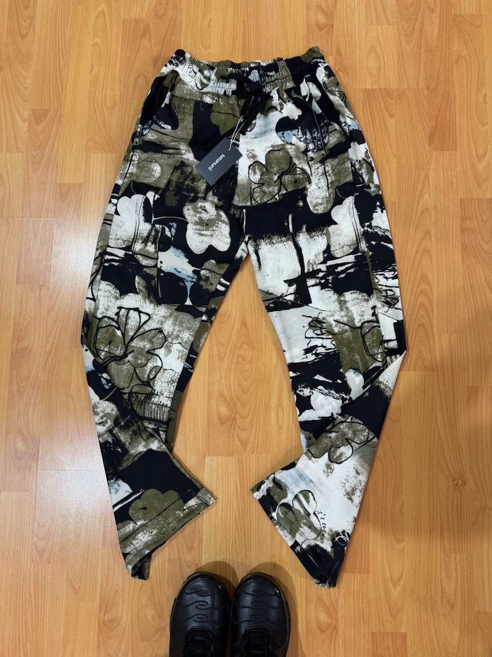 Green white black abstract print pants